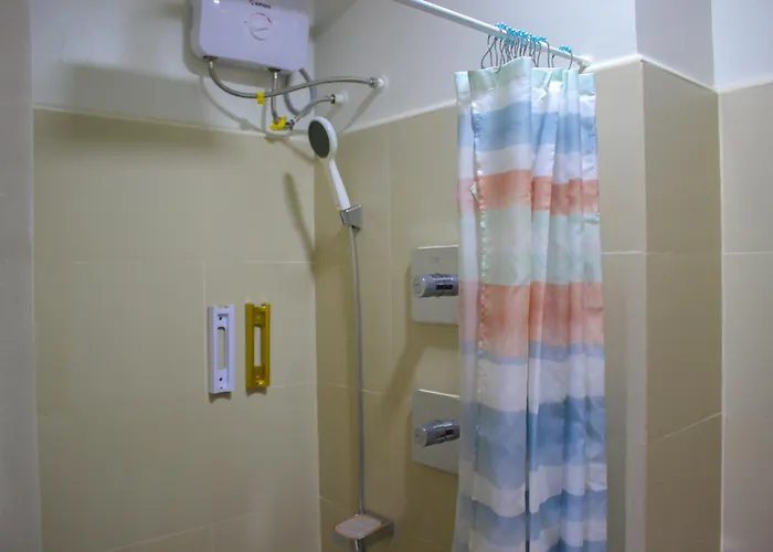 42 Luxury Pool-view 1br At Shore3 Manila